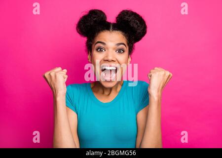 Gros plan photo de la folle funky sombre peau dame deux petits pains élever des poings célébrant le succès incroyable réalisation yelling forte porter bleu décontracté t-shirt Banque D'Images