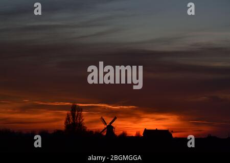 Paysage de soirée avec moulin à vent et voies de train, près de Visvliet, Groningue. Pays-Bas Banque D'Images