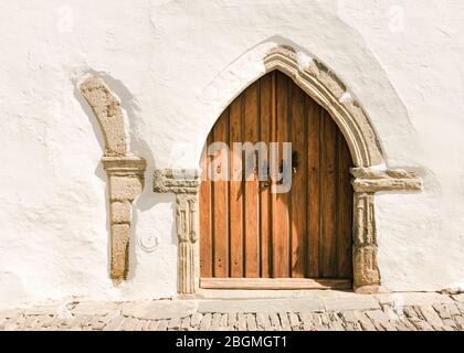 Belle porte médiévale sous forme d'arche, entourée par les murs blanchis à la chaux traditionnels du village pittoresque de Monsaraz, Portugal Banque D'Images