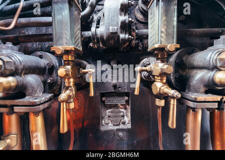 Gros leviers en laiton et tuyaux en cuivre dans la cabine la locomotive à vapeur britannique Working, le Sir Nigel Gresley (LNER Class A4 Pacific 4498), dans British Rail Banque D'Images
