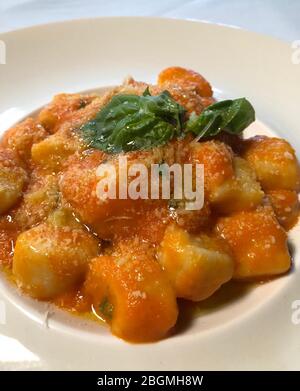 Milan, restaurant virtuel 'cuisine fantôme' avec des plats livrés directement à la maison. Sur la photo : gnocchi de pomme de terre au basilic Banque D'Images