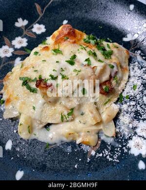 Milan, restaurant virtuel 'cuisine fantôme' avec des plats livrés directement à la maison. Photo : lasagnes Banque D'Images