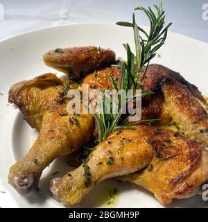 Milan, restaurant virtuel 'cuisine fantôme' avec des plats livrés directement à la maison. Sur la photo: Coq de brique Banque D'Images