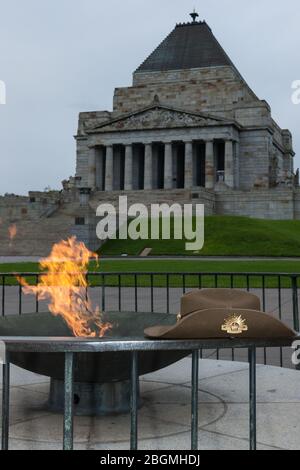 ANZAC Day est une période de l'année où les Australiens et les Néo-Zélandais se rassemblent et se souviennent de leur chute. Les blocages de Covid-19 signifient que le sanctuaire Banque D'Images