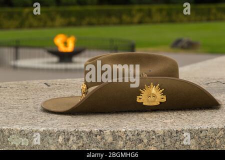 ANZAC Day est une période de l'année où les Australiens et les Néo-Zélandais se rassemblent et se souviennent de leur chute. Les blocages de Covid-19 signifient que le sanctuaire Banque D'Images