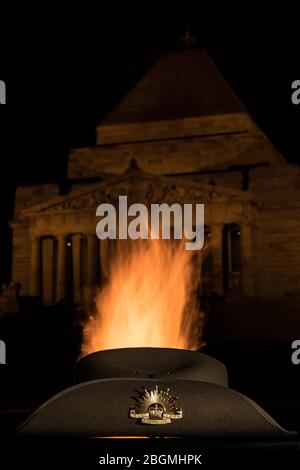 ANZAC Day est une période de l'année où les Australiens et les Néo-Zélandais se rassemblent et se souviennent de leur chute. Les blocages de Covid-19 signifient que le sanctuaire Banque D'Images