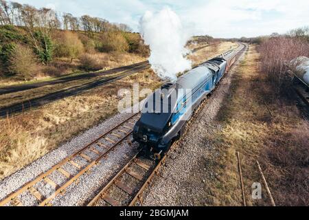 Le train à vapeur qui longe les voies ferrées dans la locomotive à vapeur britannique à vapeur intense, le Sir Nigel Gresley (CLASSE LNER A 4 Pacific 4498), Banque D'Images