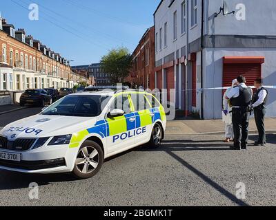 IMAGE PIXELLISÉE PAR PA PICTURE DESK la scène à Haywood Avenue dans le sud de Belfast près d'un appartement où un corps de femme de 39 ans a été trouvé dans les premières heures de mercredi. Banque D'Images