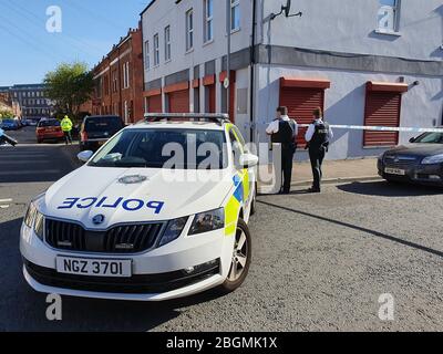 IMAGE PIXELLISÉE PAR PA PICTURE DESK la scène à Haywood Avenue dans le sud de Belfast près d'un appartement où un corps de femme de 39 ans a été trouvé dans les premières heures de mercredi. Banque D'Images