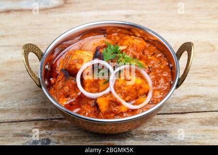 La nourriture indienne ou indien Curry dans un cuivre laiton bol de service. Banque D'Images