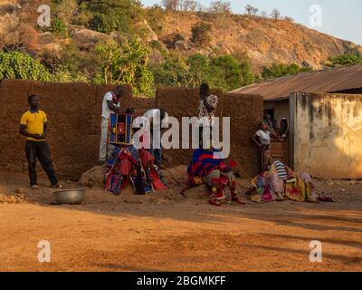 Dassa, Bénin - 31/12/2019 - danse masque de cérémonie, Egungun, voodoo, Afrique Banque D'Images