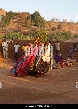 Dassa, Bénin - 31/12/2019 - danse masque de cérémonie, Egungun, voodoo, Afrique Banque D'Images