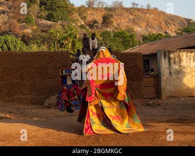 Dassa, Bénin - 31/12/2019 - danse masque de cérémonie, Egungun, voodoo, Afrique Banque D'Images