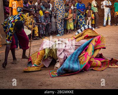 Dassa, Bénin - 31/12/2019 - danse masque de cérémonie, Egungun, voodoo, Afrique Banque D'Images