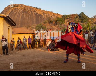 Dassa, Bénin - 31/12/2019 - danse masque de cérémonie, Egungun, voodoo, Afrique Banque D'Images