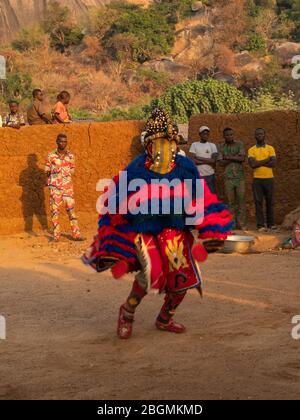 Dassa, Bénin - 31/12/2019 - danse masque de cérémonie, Egungun, voodoo, Afrique Banque D'Images