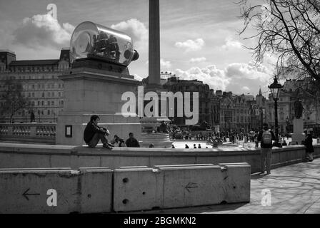 Assis sous le bateau dans une bouteille sur la quatrième plinthe de Trafalgar Square Banque D'Images