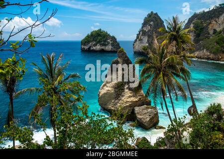 Diamond Beach, vue du milieu de la falaise. Vue sur la baie d'azur avec des rochers à travers un arbre vert et des palmiers. Banque D'Images