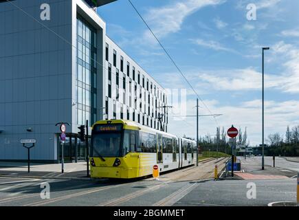 Le tramway Metrolink passe devant le Holiday Inn Express le jour de l'ouverture de la ligne Trafford Park, 22 mars 2020. Barton Dock Rd., Trafford, Manchester, Royaume-Uni Banque D'Images