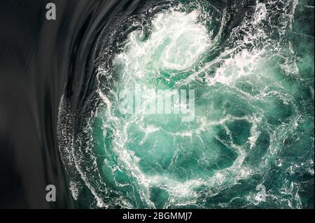 Le noir et le turquoise de l'eau tourbillonnante du maelström Saltstraumen à Bodo, Norvège. Saltstraumen a un des plus forts courants de marée dans le monde Banque D'Images