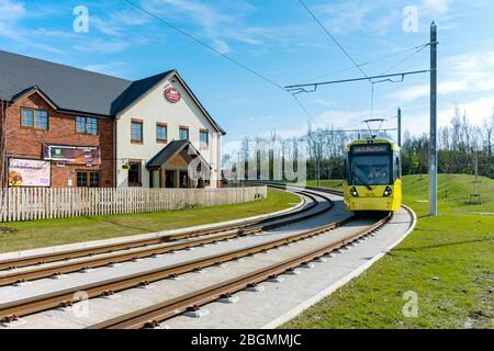 Le tramway Metrolink passe devant le restaurant Coppice Wood Farm le jour de l'ouverture de la ligne Trafford Park, Barton Dock Rd., Trafford Park, Manchester, Royaume-Uni Banque D'Images