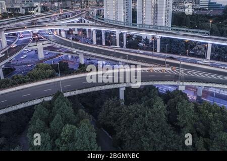 vue aérienne sur l'échangeur de l'autoroute au crépuscule dans la ville de shanghai Banque D'Images