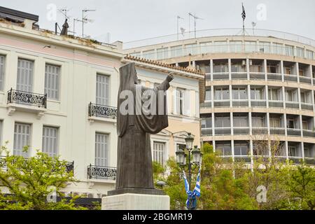 Statue de l'archevêque Damaskinos Papandreou sur la place Metropolis dans la vieille ville d'Athènes Banque D'Images