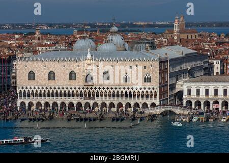 Palais du Canal Grande Doge avec vue sur la ville, Venise, Vénétie, Italie Banque D'Images