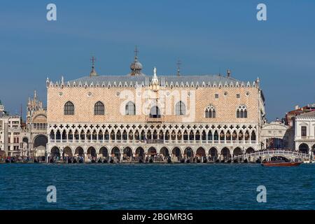 Palais des Doges avec pont des Soupirs, en face du Canal Grande, Venise, Vénétie, Italie Banque D'Images