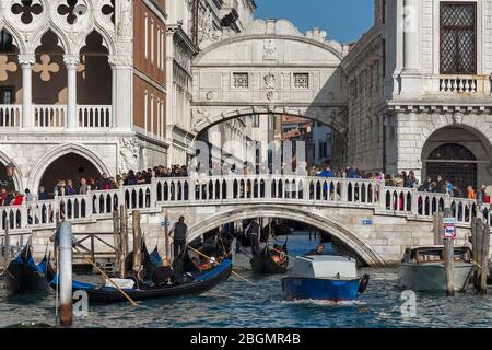 Tourisme de masse devant le pont des Soupirs, Venise, Vénétie, Italie Banque D'Images