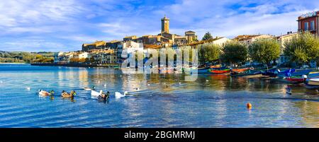 Lacs italiens. Beau lac Lago di Bolsena et pittoresque village médiéval Marta. Italie. Banque D'Images