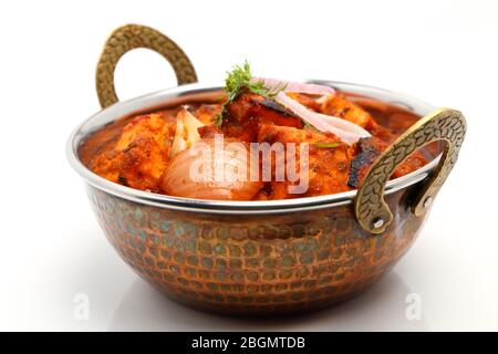 La nourriture indienne ou indien Curry dans un cuivre laiton bol de service. Banque D'Images