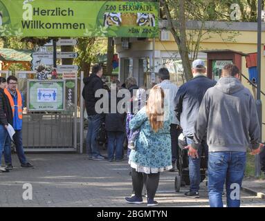 Eberswalde, Allemagne. 22 avril 2020. Plusieurs visiteurs se tiennent à l'entrée peu après l'ouverture du zoo. De plus petits commerces et parcs animaux sont ouverts à nouveau dans le Brandebourg. Les magasins de 800 mètres carrés de zone de vente, aussi dans les centres commerciaux, ainsi que les concessionnaires de voitures, de vélos et de livres sont parmi eux. Les musées et les bibliothèques publiques peuvent également s'ouvrir, mais certains commencent plus tard. Crédit: Patrick Pleul/dpa-Zentralbild/ZB/dpa/Alay Live News Banque D'Images