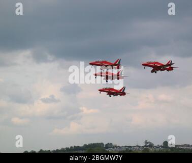 4 Hawker Siddeley Hawks Red Arches RAF équipe d'exposition acrobatique Rétraction du train de roulement après le décollage à l'International Air Tattoo Fairford, Angleterre Banque D'Images