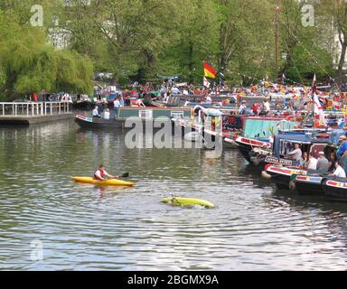 Inland Waterways Association Canalway Cavalcade événement annuel Little Venice Londres Angleterre Royaume-Uni avec exposition de canoë en cours Mai 2004 Banque D'Images