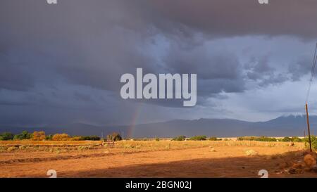 Rainbow dans le coucher du soleil dans le paysage aride du désert d'Atacama Banque D'Images