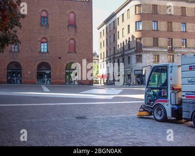 Cremona, Lombardie, Italie - 22 avril 2020 - nettoyage des rues et de la vie quotidienne de la ville pendant le verrouillage de la ville de coronavirus Banque D'Images