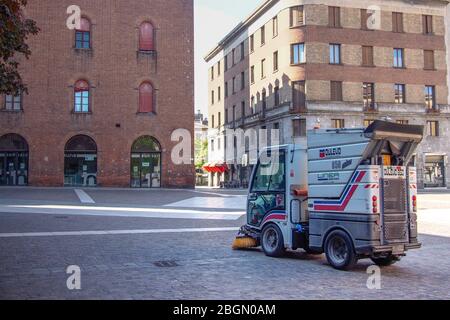 Cremona, Lombardie, Italie - 22 avril 2020 - nettoyage des rues et de la vie quotidienne de la ville pendant le verrouillage de la ville de coronavirus Banque D'Images