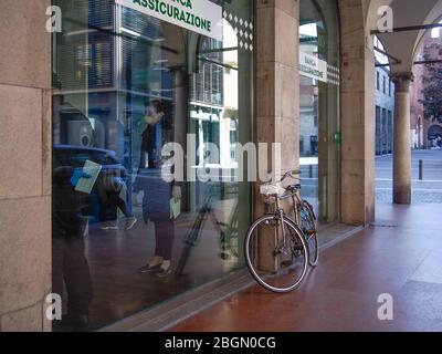 Cremona, Lombardie, Italie - 22 avril 2020 - la banque et la vie quotidienne de la ville pendant le verrouillage de la ville de coronavirus Banque D'Images