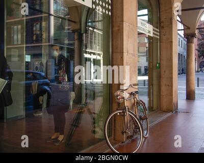 Cremona, Lombardie, Italie - 22 avril 2020 - la banque et la vie quotidienne de la ville pendant le verrouillage de la ville de coronavirus Banque D'Images