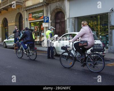 Cremona, Lombardie, Italie - 22 avril 2020 - contrôle de la police et vie quotidienne de la ville pendant le verrouillage de la ville de coronavirus Banque D'Images