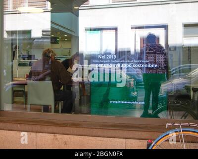 Cremona, Lombardie, Italie - 22 avril 2020 - la banque et la vie quotidienne de la ville pendant le verrouillage de la ville de coronavirus Banque D'Images