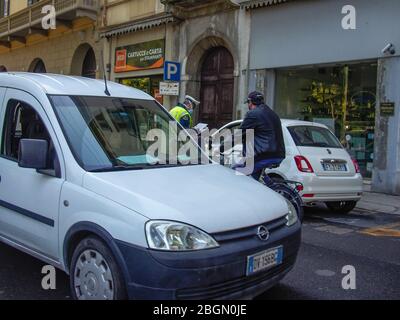 Cremona, Lombardie, Italie - 22 avril 2020 - contrôle de la police et vie quotidienne de la ville pendant le verrouillage de la ville de coronavirus Banque D'Images