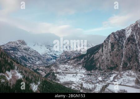 Le village Palleusieux sous une grande montagne, dans le bassin pré-Saint-Didier, vallée d'Aoste au moment de l'épidémie de virus de la couronne, dans le nord de l'Italie Banque D'Images