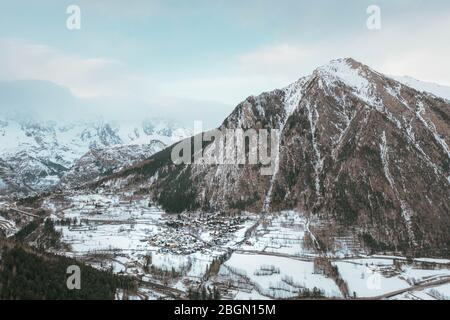 Le village Palleusieux sous une grande montagne, dans le bassin pré-Saint-Didier, vallée d'Aoste au moment de l'épidémie de virus de la couronne, dans le nord de l'Italie Banque D'Images