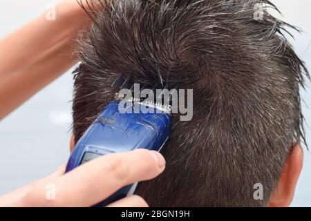 Coiffeur coupe les cheveux sur le dessus de la tête, gros plan Banque D'Images