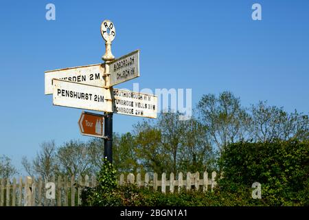 Panneau de signalisation en métal à l'ancienne avec distances à l'église Bidborough, Penshurst, Tunbridge Wells et Tonbridge, Bidborough Ridge, Kent, Angleterre Banque D'Images