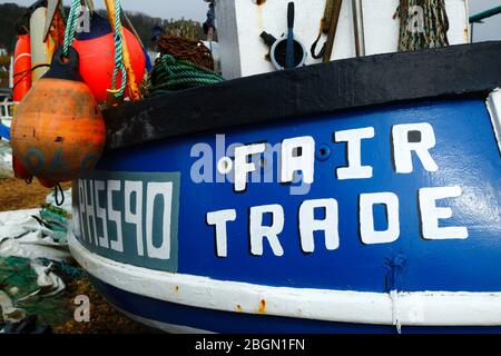 Bateau de pêche Fair Trade sur la plage de galets de Stade sous les falaises d'East Hill, Hastings, East Sussex, Angleterre, Royaume-Uni Banque D'Images