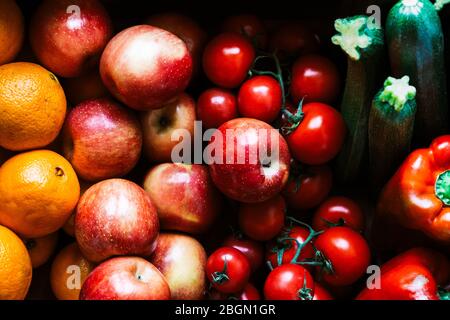 Un ensemble de fruits et légumes crus très appétissants. Ensemble de tomates, pommes, oranges, poivrons et courgettes. Banque D'Images