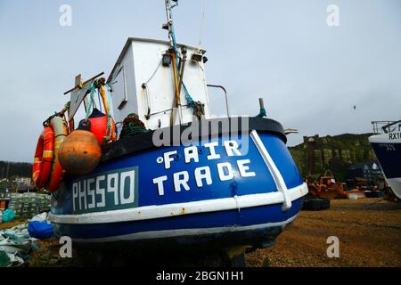 Bateau de pêche Fair Trade sur la plage de Slade shingle, en dessous de East Hill Cliff, Hastings, East Sussex, Angleterre, Royaume-Uni Banque D'Images